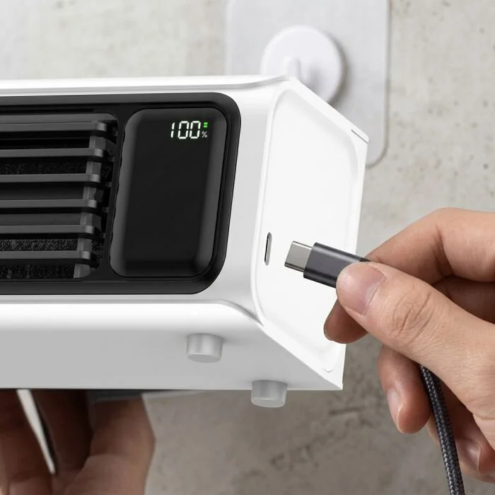 AirZuma wordt via USB-C opgeladen – accu-indicator toont 100% laadniveau