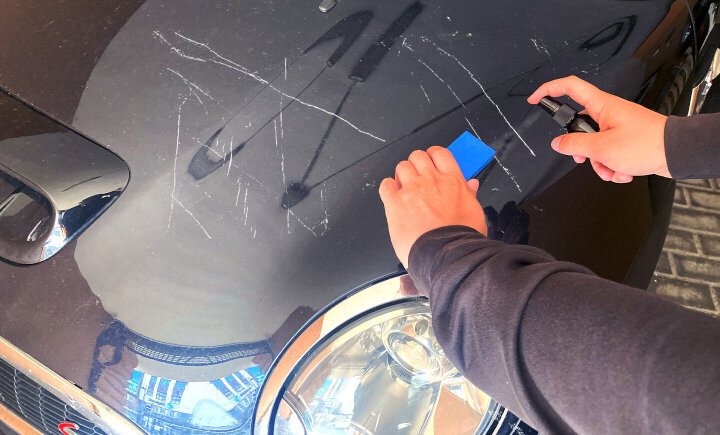 NuraFix nanospray toegepast op autolak — krassen opvullen en lak herstellen